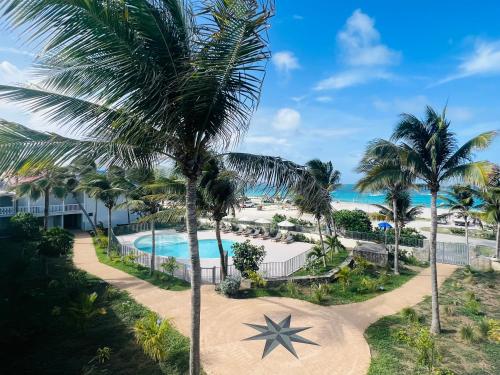 Bazén v ubytování Appartement Orient Bay-Ti Paradise nebo v jeho okolí