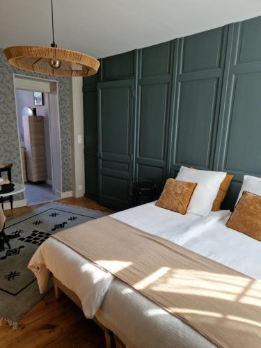 een slaapkamer met 2 bedden en groene muren bij Le 11 en Pévèle in Templeuve