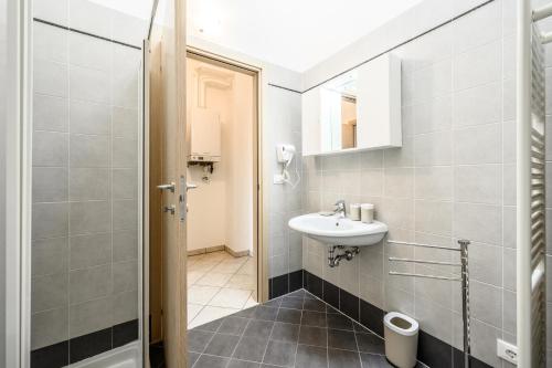 uma pequena casa de banho com um lavatório e um espelho em Moderna Suite con ampio terrazzo - Free WiFi & Parking em SantʼAgata sul Santerno