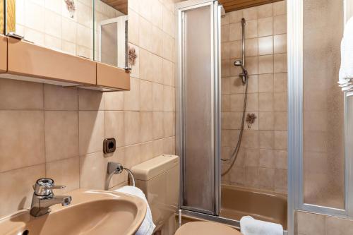 オーバーキルヒにあるFerienwohnung Deckerのバスルーム(シャワー、洗面台、トイレ付)