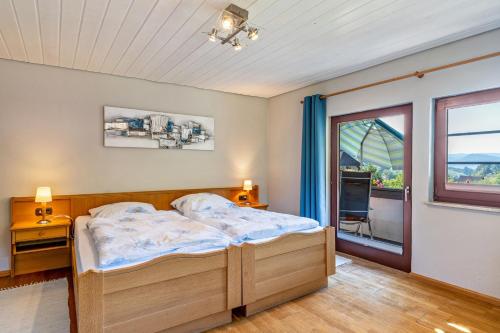 Schlafzimmer mit einem Bett und einem Fenster in der Unterkunft Ferienwohnung Decker in Oberkirch