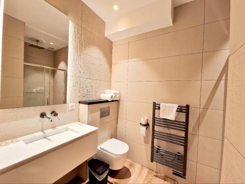 ポルト・ヴェッキオにあるHôtel Le Mistralのバスルーム(洗面台、トイレ、鏡付)