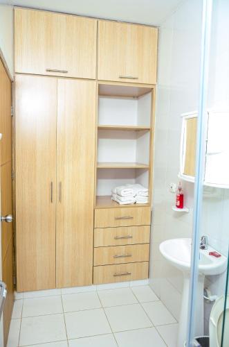 a bathroom with wooden cabinets and a sink at Hermosa casa en Costa de Oro in Montería