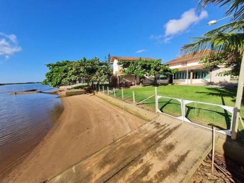 a house on the shore of a body of water at LINDO SOBRADO COM 7 QUARTOS NA BARRA DO ITAPOCU in Paraty