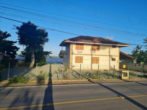 a small house on the side of a street at LINDO SOBRADO COM 7 QUARTOS NA BARRA DO ITAPOCU in Paraty