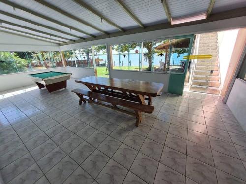 a room with a ping pong table and a bench at LINDO SOBRADO COM 7 QUARTOS NA BARRA DO ITAPOCU in Paraty