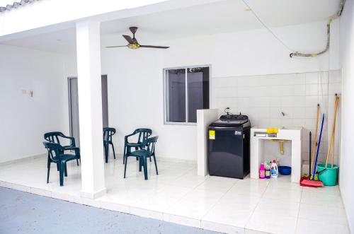 a room with black chairs and a refrigerator in it at Hermosa casa en Costa de Oro in Montería