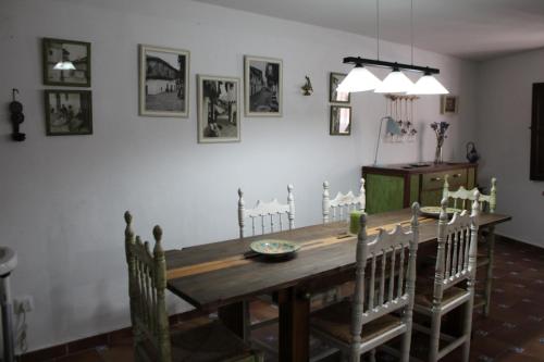 a dining room with a wooden table and chairs at La casa de mis suegros in Candeleda