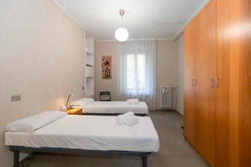 una stanza d'ospedale con due letti e una finestra di NEW! Apt x4 a 1km from Don Bosco Bus Station! a Torino