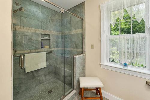 bagno con doccia e porta in vetro di Winnie Waterfront a Alton