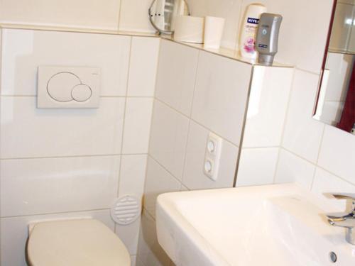 uma casa de banho branca com um WC e um lavatório em Mittagsgold em Colmberg