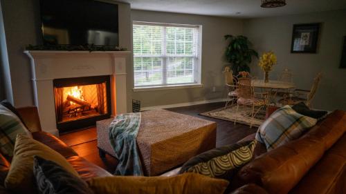 拉塞爾維爾的住宿－Elis Woodland Escape，带沙发和壁炉的客厅