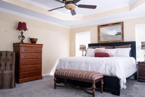 Postel nebo postele na pokoji v ubytování Aidans Mountainside Manor