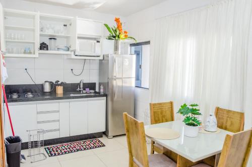 uma cozinha com uma mesa e um frigorífico de aço inoxidável em Prox ao hospital HRT e Anchieta e faculdade - wifi- netflix - ar-condicionado em Taguatinga
