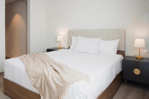 Кровать или кровати в номере Mivida Emaar - Residence by Elegant Hospitality