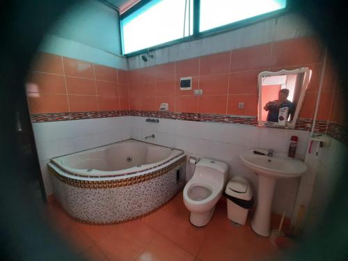 ein Badezimmer mit einer Badewanne, einem WC und einem Waschbecken in der Unterkunft CUARTO TINGALES in Tingo María