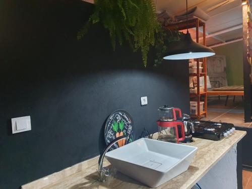 BayKus Guesthouse-Konukevi في Soke: طاولة مطبخ مع حوض في الغرفة