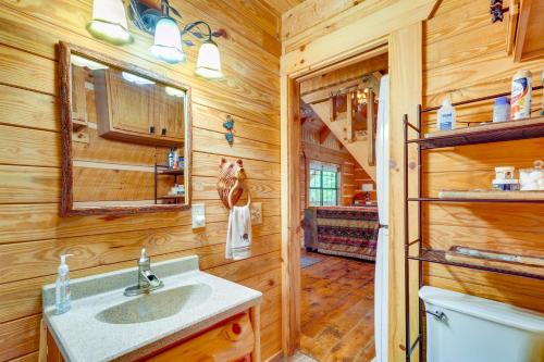 Bilik mandi di Cozy Log Cabin on 11 Acres 3 Mi to Cherokee Lake!
