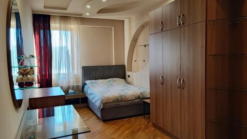 sypialnia z łóżkiem, biurkiem i komodą w obiekcie Luxury Apartment in the City Heart w Erywaniu