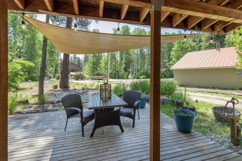 a patio with a table and chairs on a deck at Lil Bigfoot Chalet by NW Comfy Cabins in Leavenworth