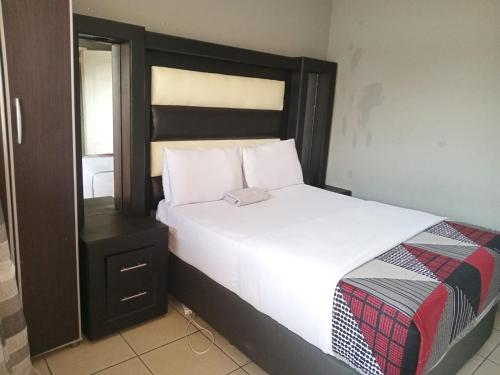 Postel nebo postele na pokoji v ubytování Platinum Guest lodge Germiston