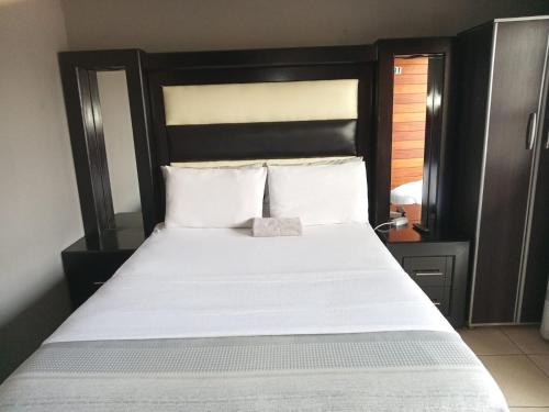 Postel nebo postele na pokoji v ubytování Platinum Guest lodge Germiston