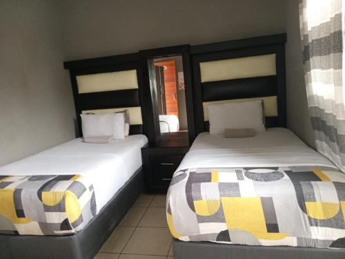 Postel nebo postele na pokoji v ubytování Platinum Guest lodge Germiston