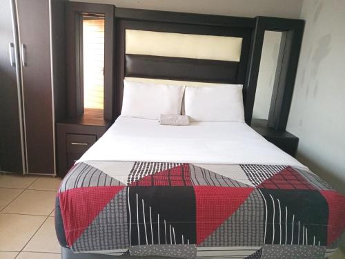 Postel nebo postele na pokoji v ubytování Platinum Guest lodge Germiston