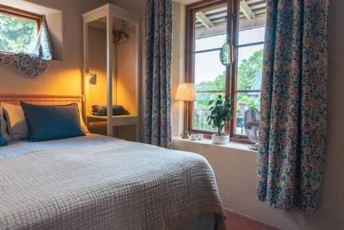1 dormitorio con cama y ventana en Vaxholm Apartment, en Vaxholm