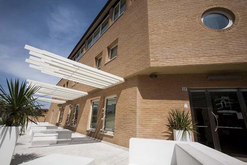 a building with white umbrellas on the side of it at Porta Pispini Residence in Siena
