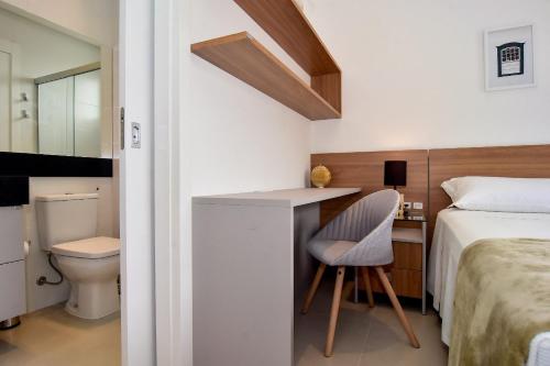 um quarto com uma cama, uma secretária e um WC em Apartamentos próx a UFSC - SVE em Florianópolis