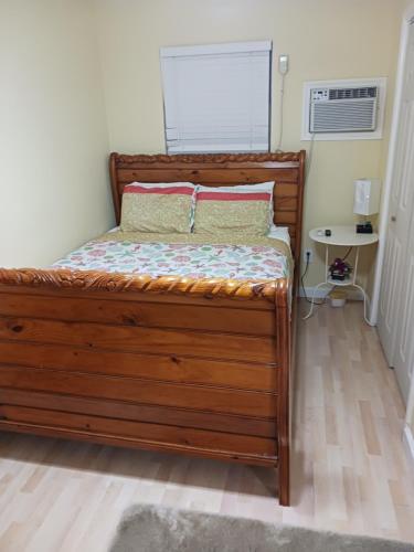 Ein Bett oder Betten in einem Zimmer der Unterkunft Smalls Cozy Rest with dock