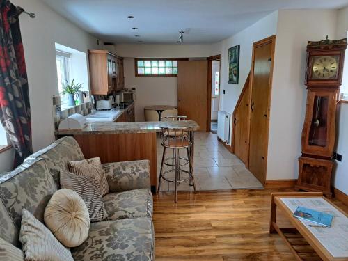 Una cocina o cocineta en Rose Cottage Trecynon Traditional 2 bed cottage Zip World Beacons Bike