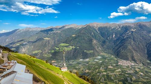 a view of the mountains from the top of a hill at Oberköbenhof Wohnung Tal in Laces