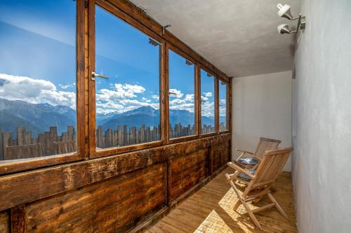 a room with a window with a view of mountains at Oberköbenhof Wohnung Tal in Laces