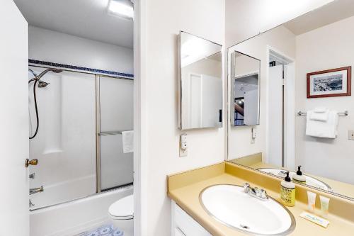 a bathroom with a sink and a shower at St Moritz 55 F in Mammoth Lakes