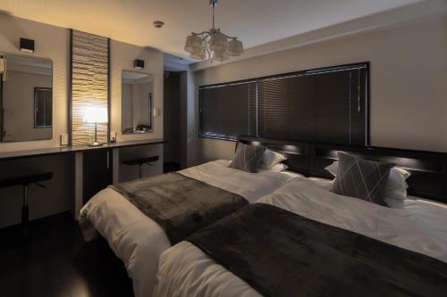 大阪的住宿－NAOMI - Self Check-In Only，一间卧室设有一张大床和一个大窗户