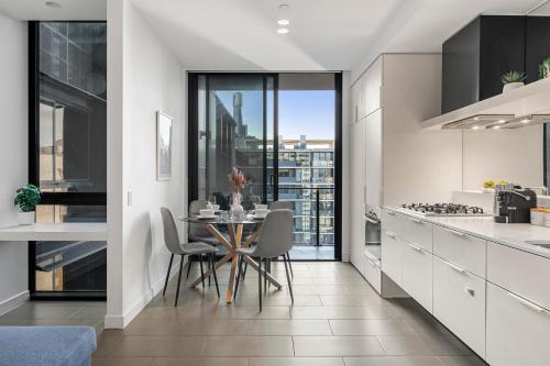 Kitchen o kitchenette sa King & Sofa Bed - Serene Apt in Southbank with Free Parking