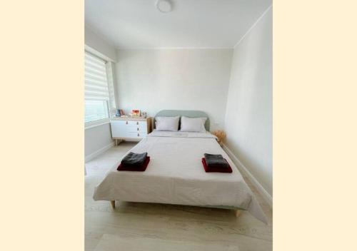 ヤシにあるRoyal View Copou 2 rooms AbHomesの白いベッドルーム(ベッド1台、窓付)