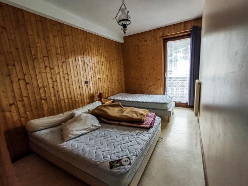 um quarto com duas camas e uma janela em Appartement Les Gets, 3 pièces, 8 personnes - FR-1-671-108 em Les Gets