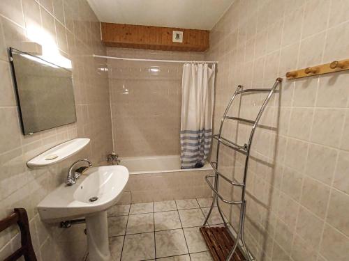 uma casa de banho com um lavatório e uma banheira em Appartement Les Gets, 3 pièces, 8 personnes - FR-1-671-108 em Les Gets