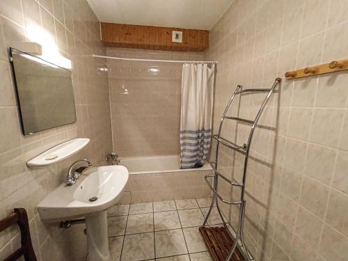 une salle de bain avec un lavabo et une baignoire dans l'établissement Grand appartement 8 personnes, animaux admis, parking, proche des pistes - FR-1-671-108, aux Gets