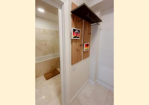 uma casa de banho com uma cabina de duche ao nível do chão ao lado de um WC em Royal View Copou 2 rooms AbHomes em Iaşi