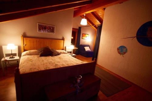 シャティヨンにあるRelais Des Elfesの部屋の中に大きなベッドがある寝室