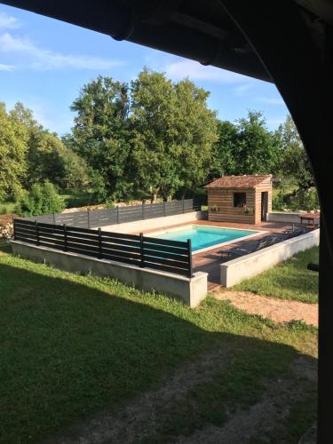 una piscina con padiglione e una casa di le Clos Lotois - Chambre d'hôtes de charme entre Padirac et Rocamadour a Gramat