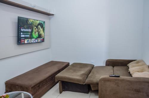 uma sala de estar com um sofá e uma televisão de ecrã plano em Prox ao hospital HRT e Anchieta e faculdade - wifi- netflix - ar-condicionado em Taguatinga