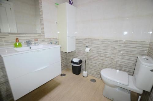 Koupelna v ubytování Sucina 2 Bed Bungalow walking distance of tow