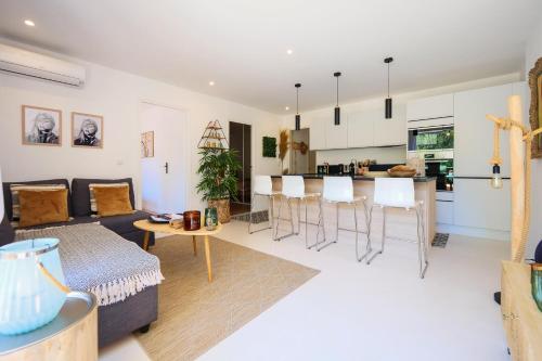 un salon et une cuisine avec un canapé et une table dans l'établissement Private Rooftop St Tropez, à Saint-Tropez