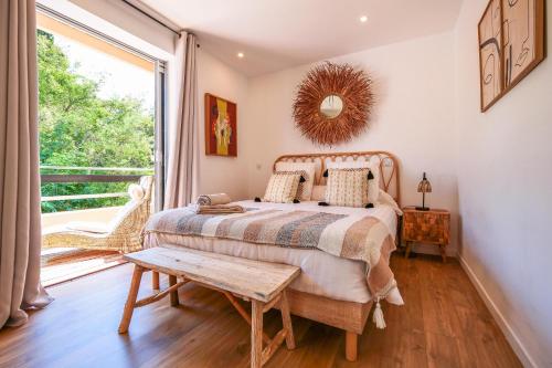 une chambre avec un lit et une grande fenêtre dans l'établissement Private Rooftop St Tropez, à Saint-Tropez