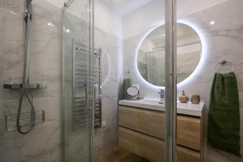 une salle de bain avec une douche, un lavabo et un miroir dans l'établissement Private Rooftop St Tropez, à Saint-Tropez